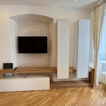 The Three Bs - House דירה